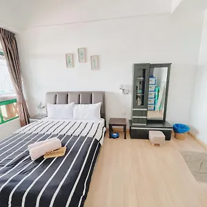 View Homestay: Balcony Near Jonker Street Apartment